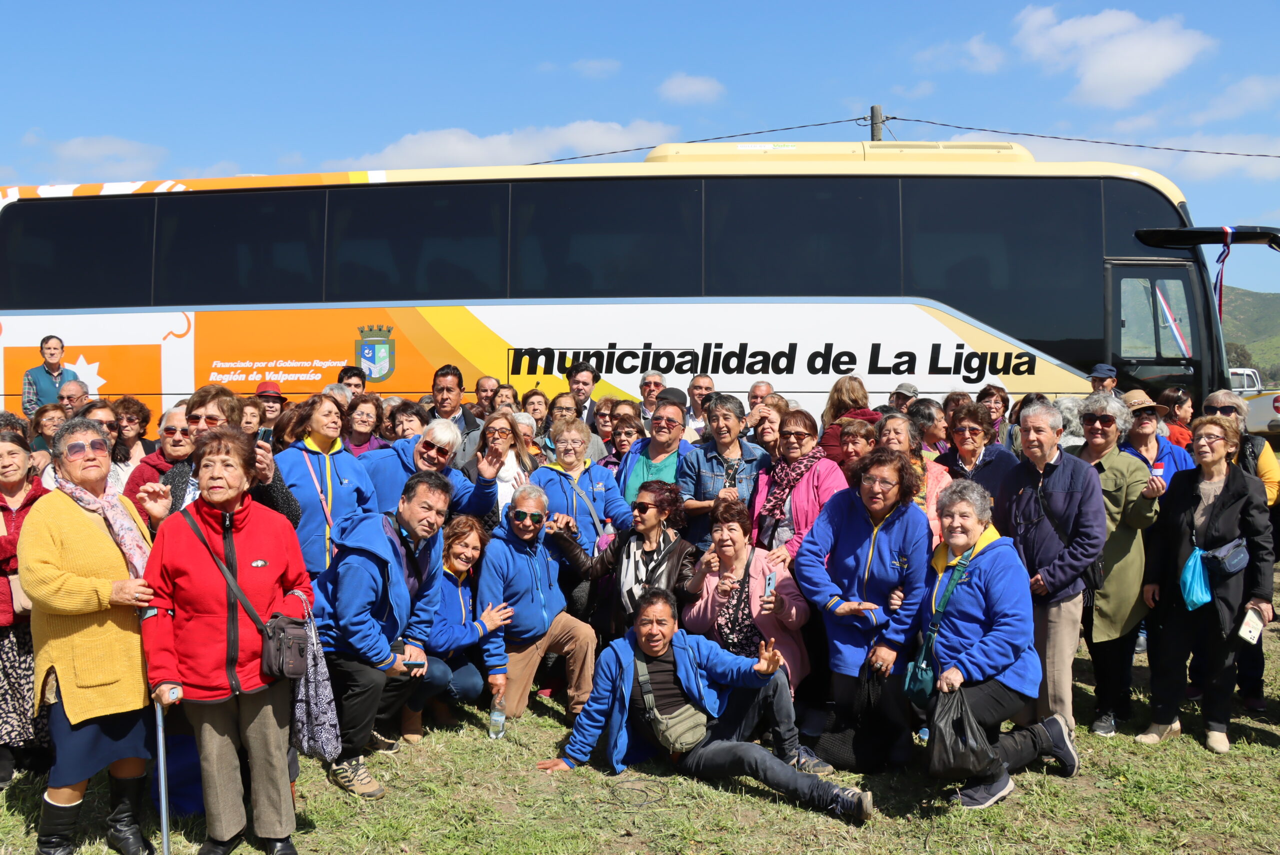 Gobernador Regional entrega a municipio de La Ligua bus equipado para ...