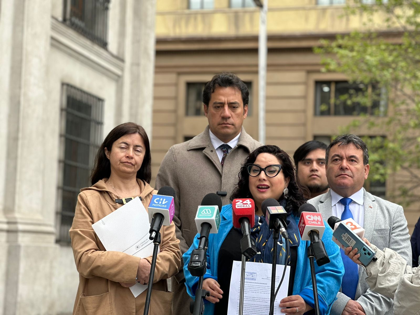 Diputados entregan carta en La Moneda para exigir que se reintegren a ...