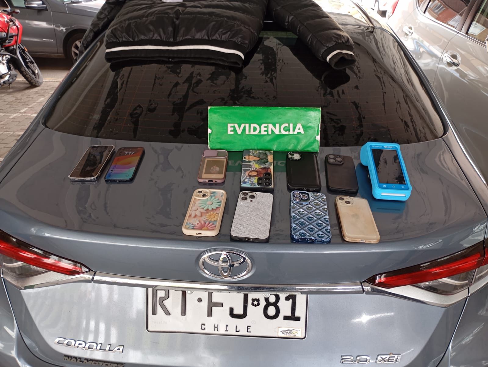 Carabineros detiene a cuatro sujetos que robaban teléfonos celulares en ...