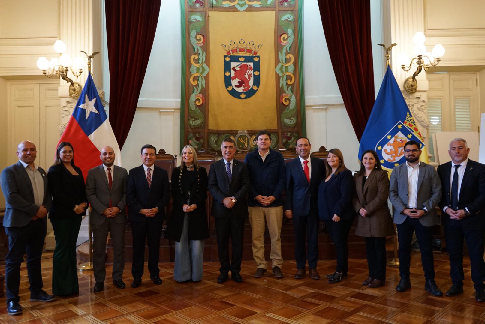 11 municipios de Valparaíso firman convenio con Santiago para ...