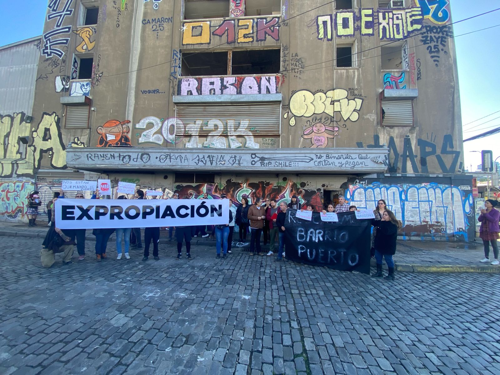 Vecinos y locatarios protestaron en las calles de Valparaíso: «Estamos ...