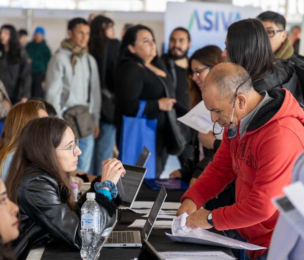Más de 3.500 personas asistieron a la Feria Laboral organizada por OMIL ...