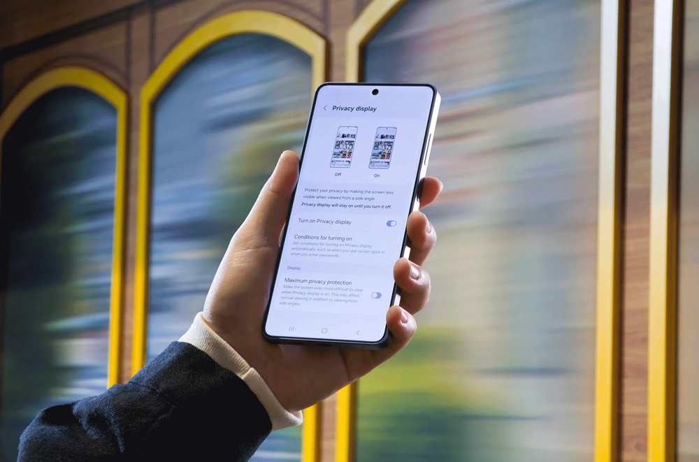 ¡Adiós Miradas Ajenas! El Celular Que Protege Tu Privacidad En El Metro