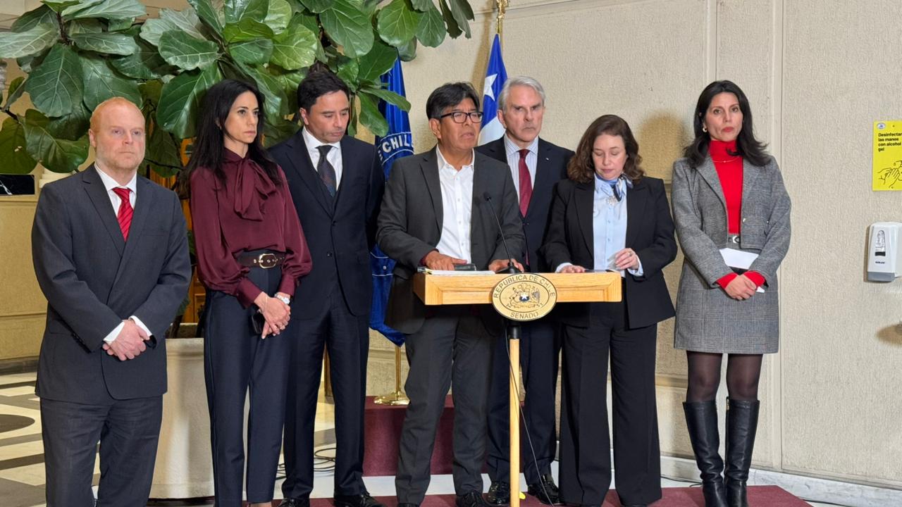 Senador Velásquez (FRVS) firmó proyecto que busca reforzar los requisitos legales para reunificación familiar
