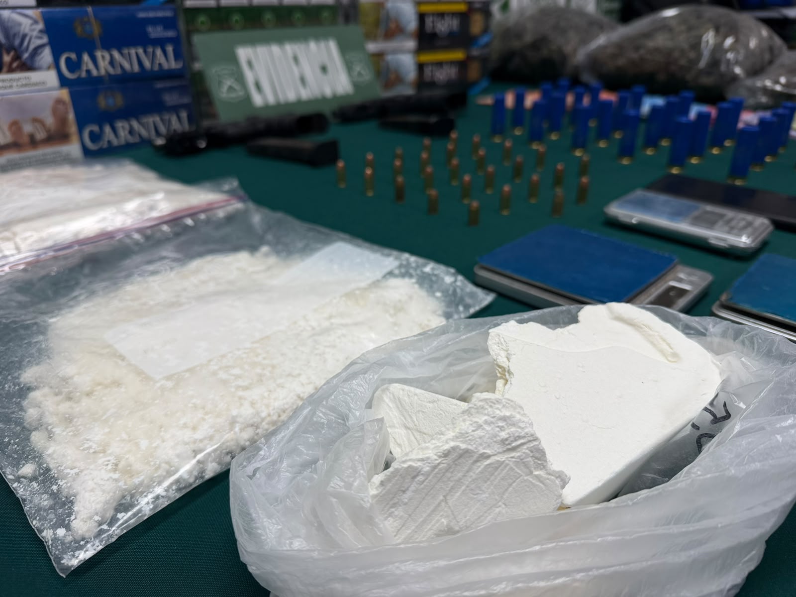 Carabineros detiene a mujer e incauta drogas, armas y cigarrillos de contrabando en San Antonio