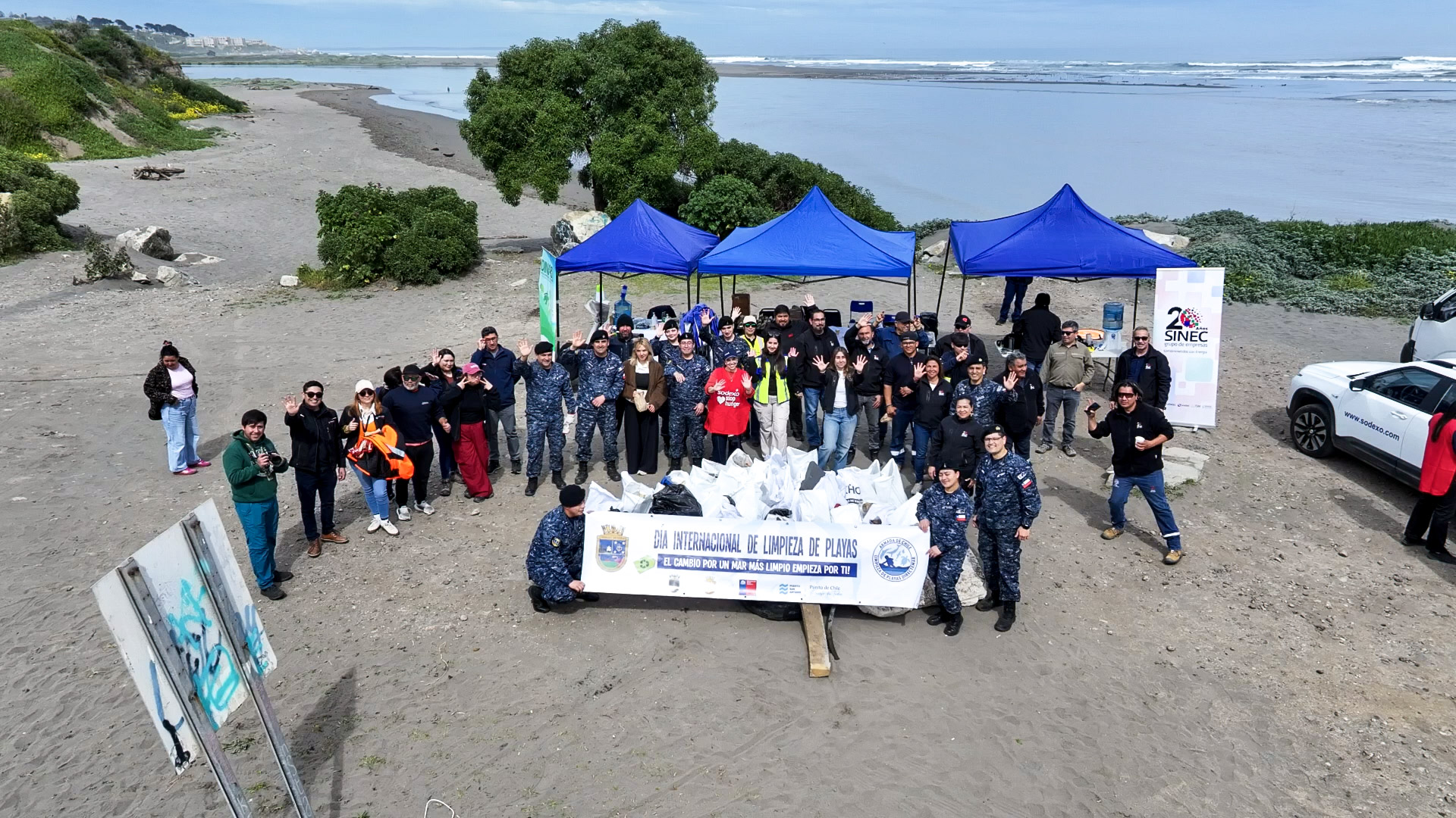 San Antonio Terminal Internacional realizó jornada de limpieza en el Humedal Río Maipo Norte