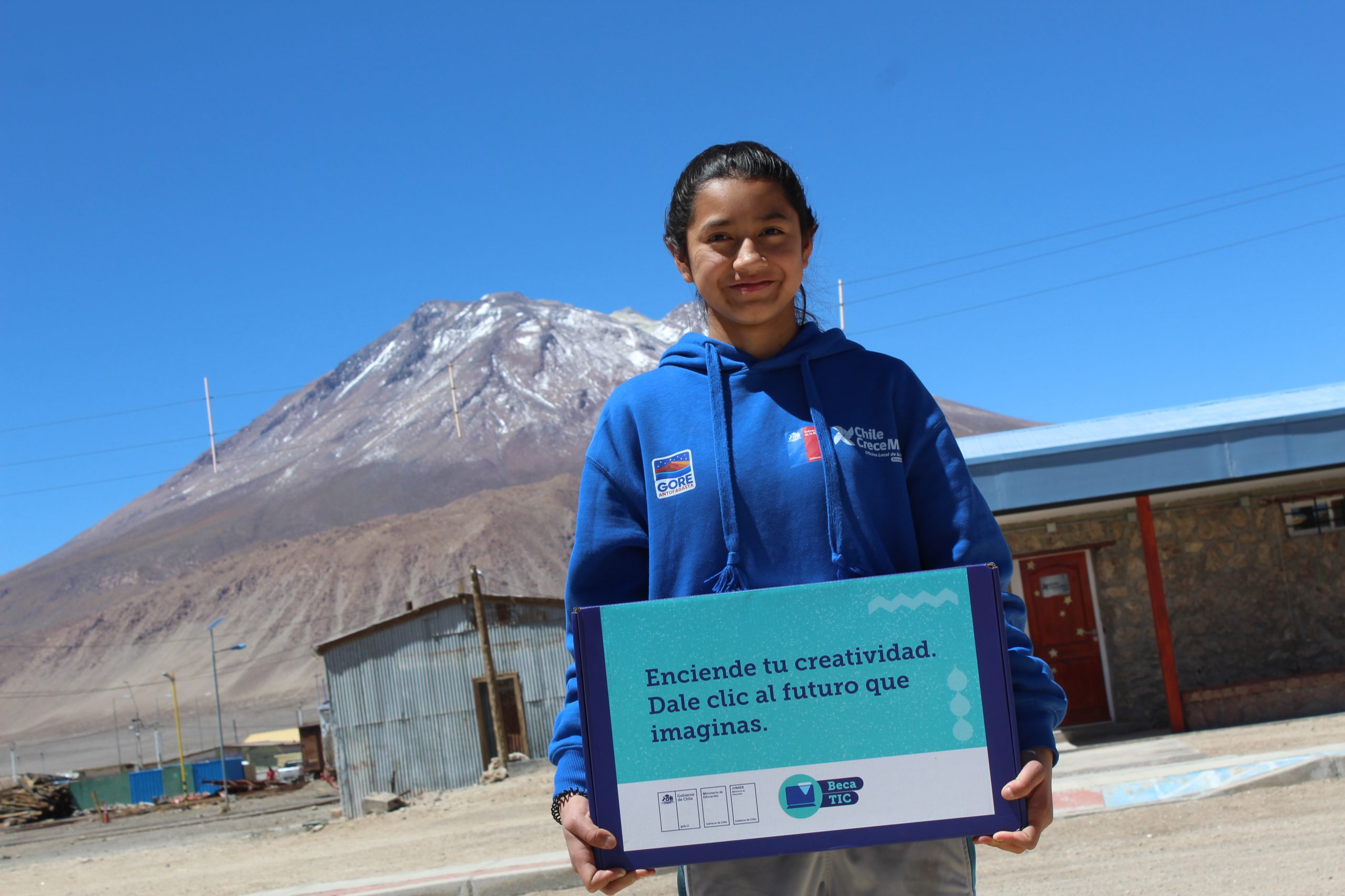 Conectando para aprender en el altiplano: Junaeb entrega computadores e internet móvil a estudiantes de Ollagüe