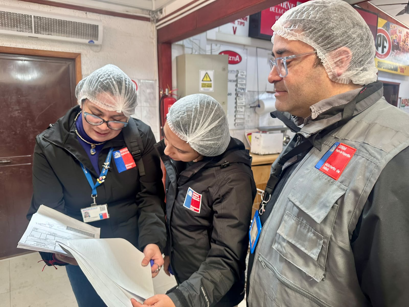 Fiscalizaciones de Fiestas Patrias llegan a San Antonio: Seremi de Salud verifica condiciones sanitarias en fábrica de empanadas de Santo Domingo