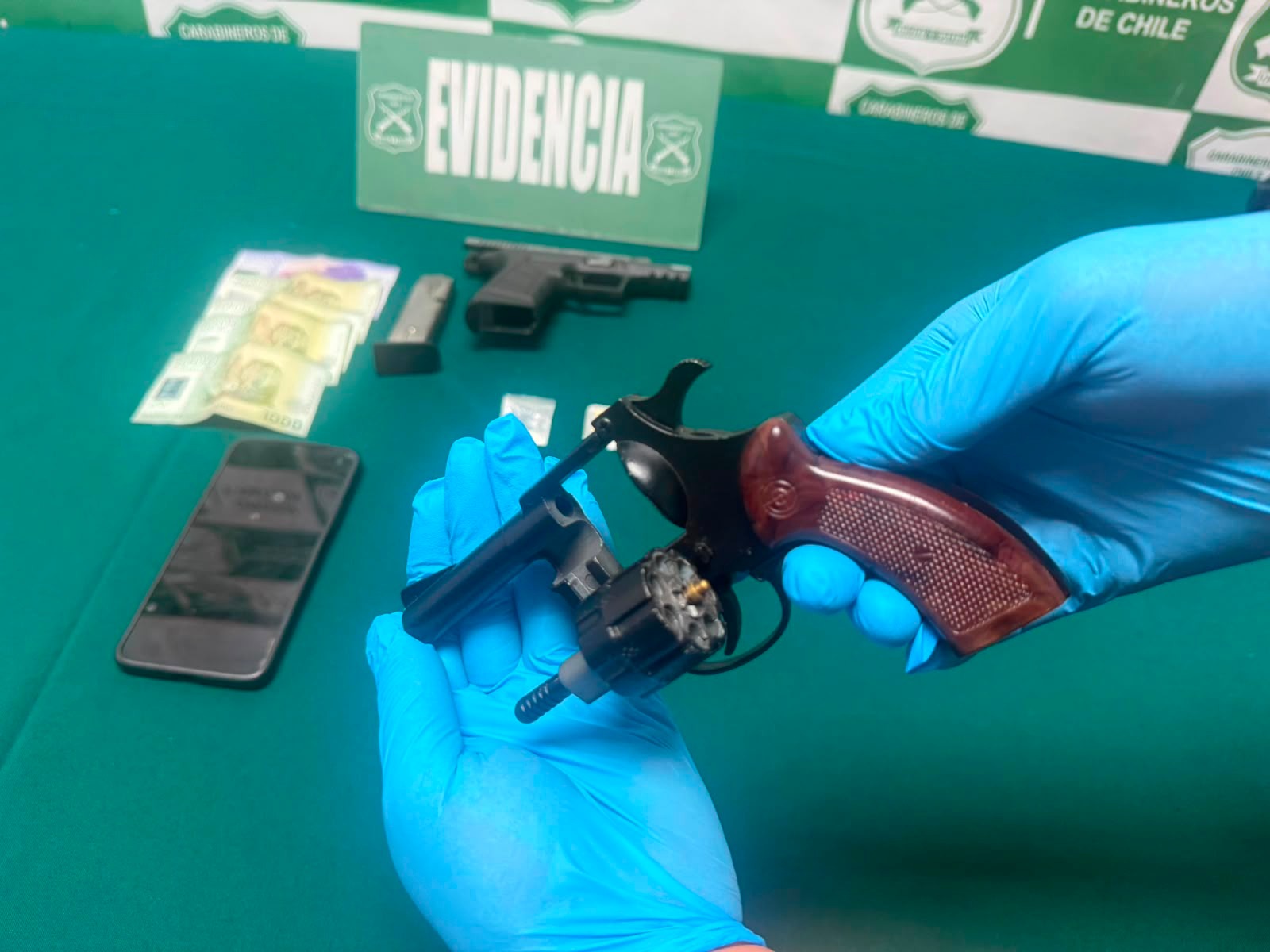Detienen a sujeto que portaba armas, municiones y drogas en la comuna de Cartagena