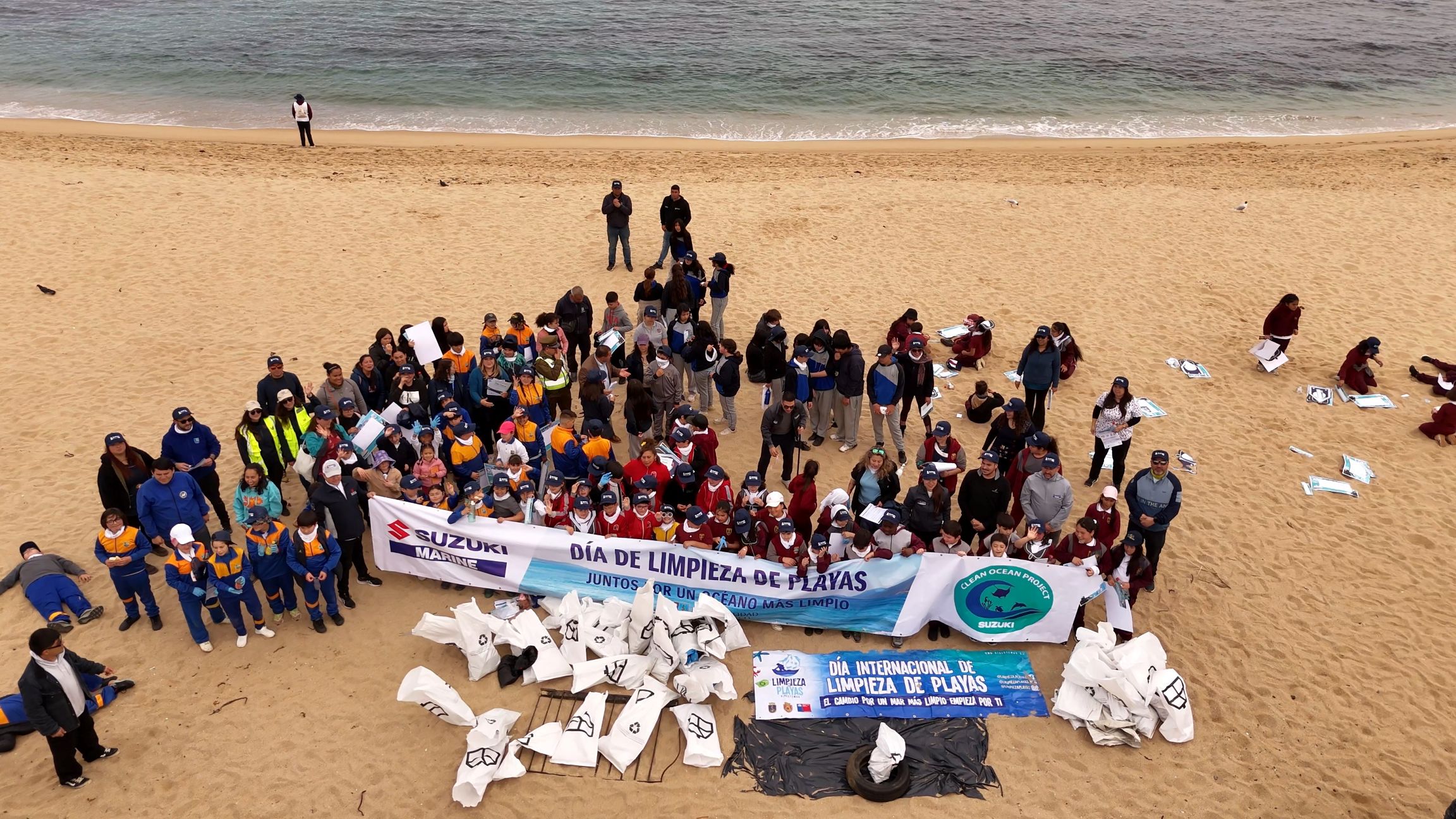 200 voluntarios y Suzuki Marine lideran limpieza en nueva playa